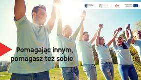 Pokaż zdjęcie: Młodzi ludzie stoją w rzędzie, trzymają się za dłonie i unoszą ręce do góry. Wszyscy się uśmiechają. Za nimi widać trawę, drzewa i słońce. Na dole umieszczony jest napis: Pomagając innym, pomagasz też sobie. 