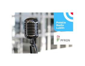 Zdjęcie mikrofonu radiowego w dużym zbliżeniu, tło jest rozmyte.cW prawym górnym rogu niebieskie logo Polskiego Radia Lublin, poniżej logo PFRON na tle białego prostokąta