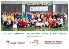 Pokaż zdjęcie: Grupowe zdjęcie uczestników XIV Turnieju Sportowo-Rekreacyjnego „Sport dla Wszystkich” w hali sportowej. Na pierwszym planie siedzą zawodnicy w kolorowych koszulkach, za nimi stoją pozostali uczestnicy, opiekunowie i goście. W tle baner z nazwą turnieju i kolorowe balony. Na dole zdjęcia umieszczono logotypy organizatorów i partnerów wydarzenia.