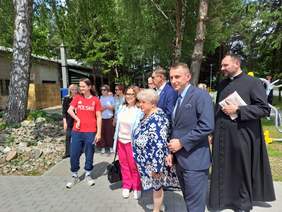 Pokaż zdjęcie: Na terenie ośrodka Pani Maria Król oprowadza zaproszonych gości.
