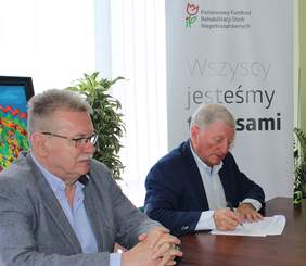 Pokaż zdjęcie: Dyrektor Oddziału Lubelskiego PFRON Jerzy Dębski i Starosta Parczewski Jerzy Maśluch przy stole