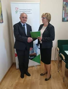 Pokaż zdjęcie: Dyrektor Marta Mordarska oraz Karol Górski - starosta Powiatu Gorlickiego
