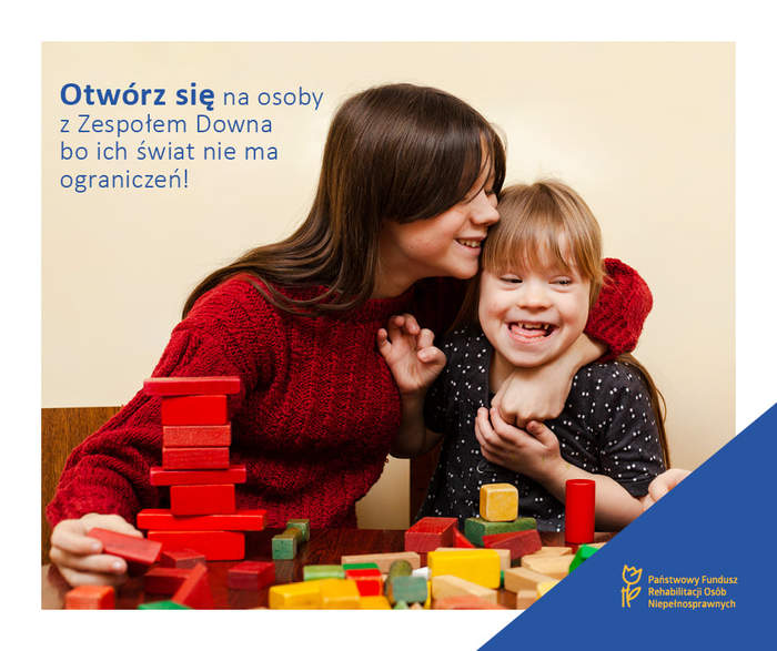 Pokaż zdjęcie: Grafika przedstawiająca dziewczynkę w czerwonym swetrze przytulającą dziewczynkę z zespołem Downa