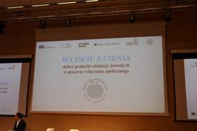 Pokaż zdjęcie: konferencja pn. „WYJŚCIE Z CIENIA"