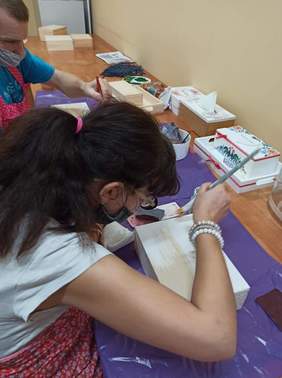 Pokaż zdjęcie: Podopieczni zdobią  pudełka metodą DECOUPAGE,fot.WTZ Rejowiec Fabryczny