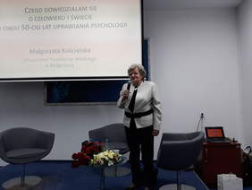 Pokaż zdjęcie: Zagadnienia psychologii omawia prof. dr hab. Małgorzata Kościelska