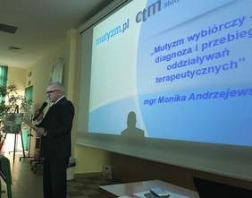 Pokaż zdjęcie: Otwarcie sympozjum przez mgr Grzegorza Ramsa – Dyrektora SOSW w Nowym Sączu
