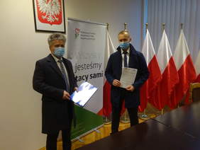 Pokaż zdjęcie: Senator Krzysztof Słoń uczestniczył w podpisaniu i przekazaniu umów