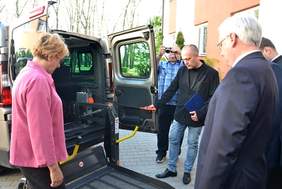 Pokaż zdjęcie: Symboliczne przekazanie samochodów