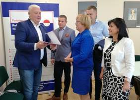 Podpisanie umowy pomiędzy Powiatem Wielickim a PFRON w ramach „Programu wyrównywania różnic między regionami III” w obecności Urszuli Ruseckiej – Poseł na Sejm RP