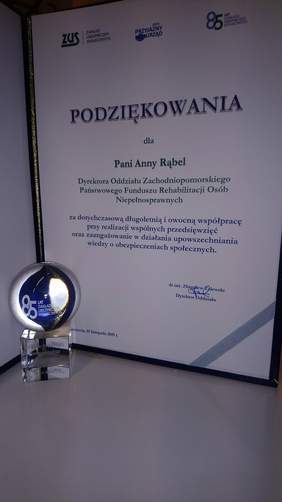 Pokaż zdjęcie: Dyplom dla Dyrektor Oddziału Zachodniopomorskiego PFRON