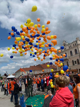 nad tłumem ludzi unoszą się kolorowe balony