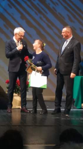 Pokaż zdjęcie: Laureatka rozmawia z Robertem Janowskim