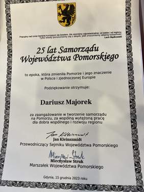 Pokaż zdjęcie: 25 lat województwa pomorskiego podziękowanie otrzymuje Dariusz Majorek „Za zaangażowanie w tworzenie samorządu na pomorzu, za wspólną wytężoną pracę dla dobra wspólnego i rozwoju regionu” podpis marszałaka województwa pomorskiego