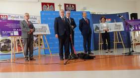 Pokaż zdjęcie: minister Paweł Wdówik przemawia do mikrofonu