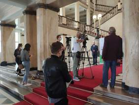 Pokaż zdjęcie: Media uczestniczące w briefingu