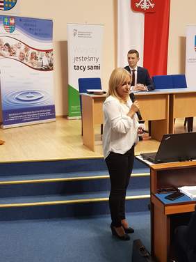 Pokaż zdjęcie: pracownik Oddziału Świętokrzyskiego PFRON - Marzena Kwiecień prowadzi prelekcje 