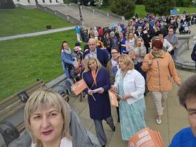 Pokaż zdjęcie: Zdjęcie uczestników marszu, w większości kobiet i dzieci.