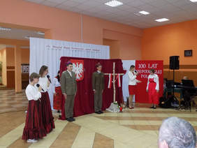 Pokaż zdjęcie: Artyści z wielkim zaangażowaniem wykonują utwory patriotyczne.