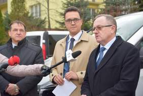 Pokaż zdjęcie: Dyrektor Andrzej Michalski uczestniczył w przekazaniu busów