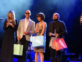 Laureaci festiwalu na scenie podczas występu finałowego