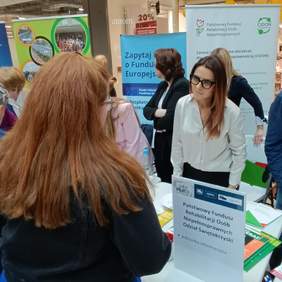 Pokaż zdjęcie: Pracownicy Oddziału Świętokrzyskiego PFRON odpowiadali na wszystkie pytania