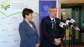 Pokaż zdjęcie: p. Halina Szymańska - Szef Kancelarii Prezydenta RP oraz p. Jan Krzysztof Ardanowski - Minister Rolnictwa na konferencji "Perspektywy mieszkańców obszarów wiejskich" w Przysieku