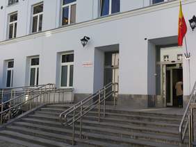 Pokaż zdjęcie: główne wejście do Biura Rady Miejskiej w Łodzi 