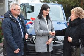 Pokaż zdjęcie: Przekazanie kluczy do nowego auta