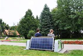 Ławka solarna widziana z tyłu