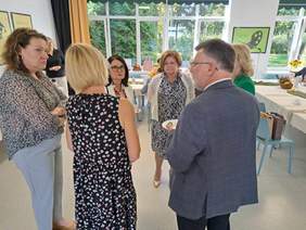 Rozmowy w kuluarach - w kółku stoją: Dyrektor Anna Drozdowska, Zastępca Prezesa PFROn Dorota Habich, Dyrektor Aleksandra Gierej i tyłem Dyrektor Małgorzata Paprota, Starosta Grudziądzki Adam Olejnik oraz Hanna Lewandowska -  Przewodnicząca Powiatowej Społecznej Rady ds. OzN 