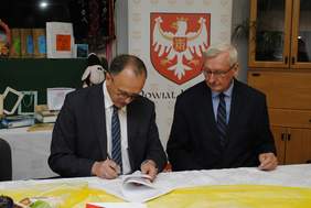 Pokaż zdjęcie: Podpiasanie umów