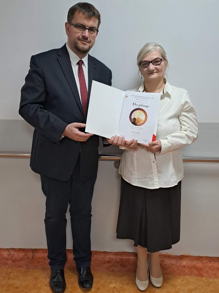 Pokaż zdjęcie: Barbara Misiak razem z Dyrektorem Oddziału Lubuskiego PFRON Andrzejem Gonia stoją razem i prezentują dyplom za zdobycie 3. miejsca w konkursie "Sztuka Osób Niepełnosprawnych"