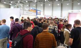 Pokaż zdjęcie: uczestnicy i wystawcy Akademickich Targów Pracy 10.04.2019