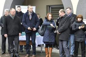 Pokaż zdjęcie: Przekazanie samochodów dla WTZ i DPS w Powiecie Oświęcimskim (fot. kety.pl)