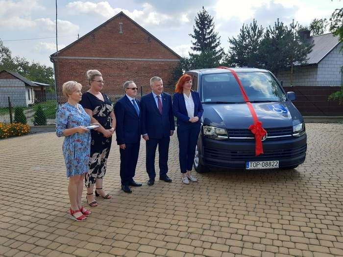 Pokaż zdjęcie: przekazanie busa dla SOSW w Dębnie 