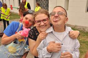 Uczestnicy pikniku z Bratem Albertem - na wesoło