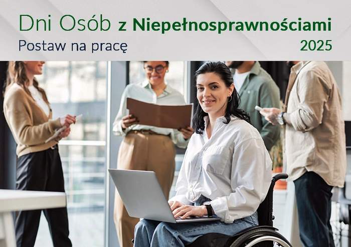 Pokaż zdjęcie: Obraz młodej dziewczyny na wózku inwalidzkim, która trzyma laptop na kolanach. W tle cztery rozmawiające osoby.
