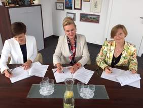 dyrektor Oddziału wielkopolskiego PFRON Anna Skupień, Marszałek Marzena Wodzińska, dyrektor ROPS Aleksandra Kowalska