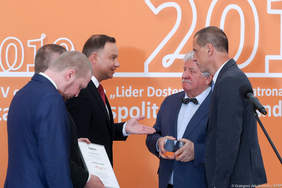 Pokaż zdjęcie: Prezydent Andrzej Duda wręcza nagrodę przedstawicielom Pracowni architektonicznej JEMS Architekci