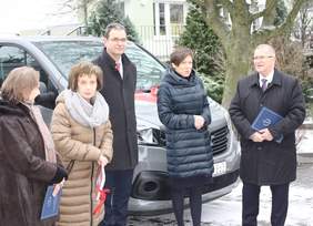 Pokaż zdjęcie: Przekazanie busa dofinansowanego ze środków PFRON dla Domu Pomocy Społecznej w Koninie