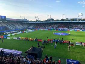 Pokaż zdjęcie: Mecz Polska - Ukraina na stadionie Cracovii. Ceremonia otwarcia, zawodnicy szykują się do wyjścia na boisko.