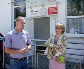 Bartłomiej Krzeszowski, dyrektor ZAZ w Nawojowej oraz Marta Mordarska, dyrektor Oddziału Małopolskiego PFRON