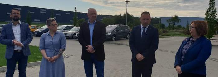 Pokaż zdjęcie: Uroczyste przekazanie mikrobusów do korzystania