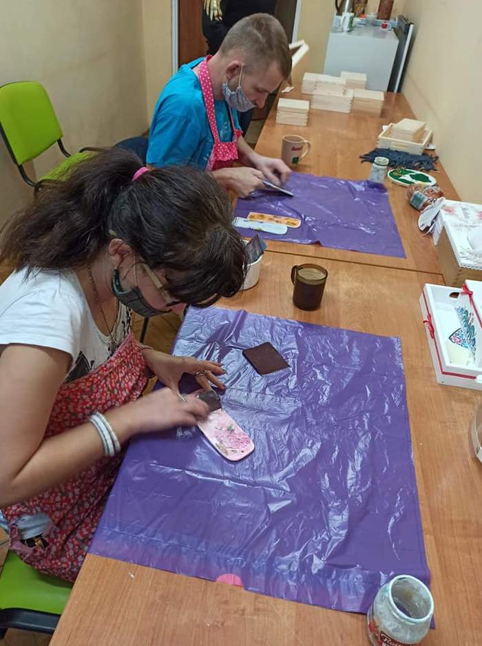 Pokaż zdjęcie: Podopieczni zdobią  pudełka metodą DECOUPAGE,fot.WTZ Rejowiec Fabryczny