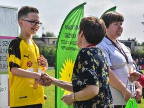 Pokaż zdjęcie: Zwycięzcy XVII Powiatowych Igrzysk Dzieci i Młodzieży Niepełnosprawnej w Szamotułach nagradzani przez Annę Skupień, dyrektor Oddziału Wielkopolskiego PFRON