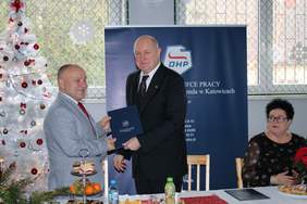 Pokaż zdjęcie: Wręczenie Aktu Powoławnia na wiceprzewodniczącego Rady Waldemarowi Januszewskiemu
