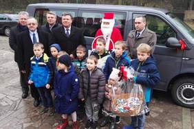 Pokaż zdjęcie: przekazanie busa