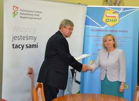 Pokaż zdjęcie: Dyrektor Łódzkiego Oddziału PFRON Władysław Skwarka i Wojewódzki Komendant ŁWK OHP - Barbara Stanisława Günther