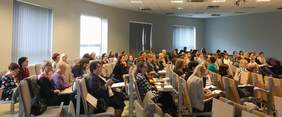 Pokaż zdjęcie: Uczestnicy konferencji „Osoby z uszkodzonym słuchem – proces świadomego uczenia”
